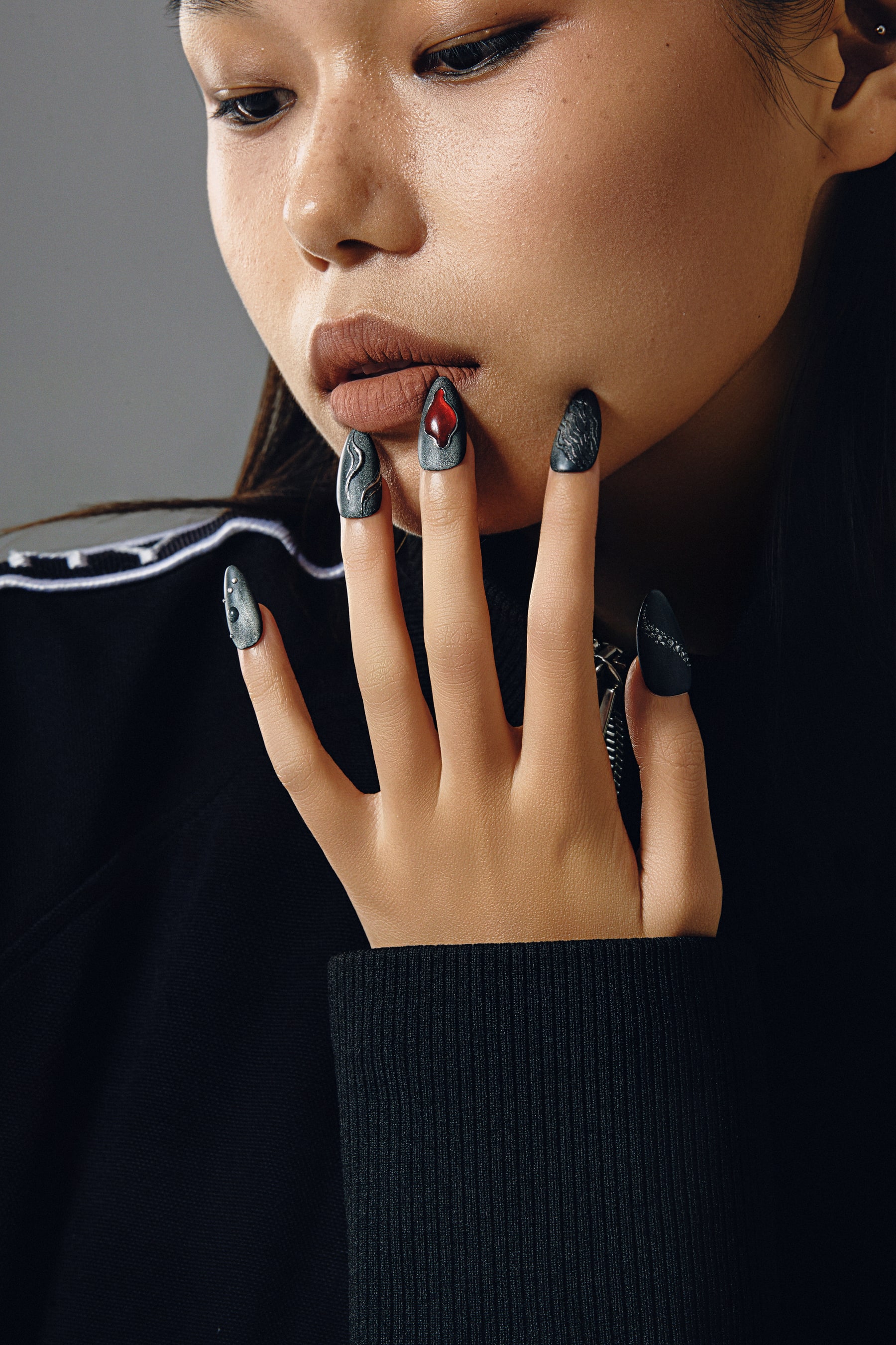 Model wearing the EMBER ASH VEIN nail set